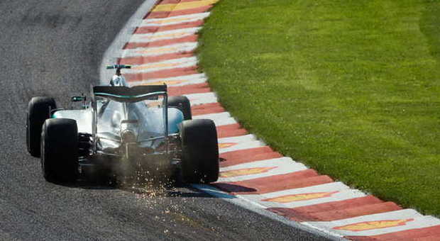 Formula uno, spavento per Rosberg scoppia una gomma a 300 all'ora. Nessuna conseguenza