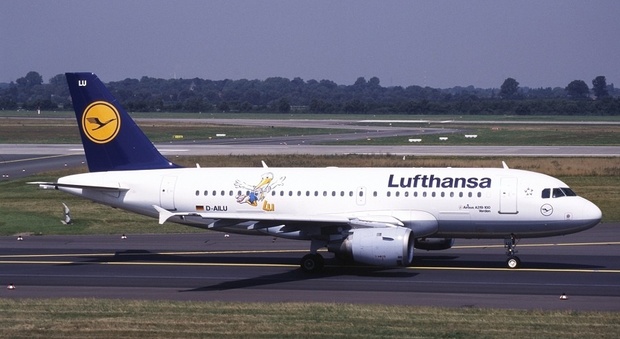 Uccelli nel motore dell'aereo: volo Lufthansa bloccato prima del decollo
