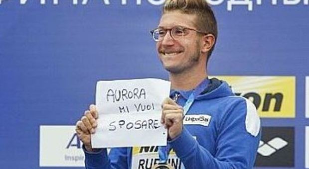 Nuoto, trionfo Italia nel fondo: oro per Ruffini, dal podio chiede alla fidanzata di sposarlo