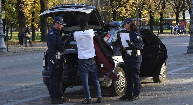 La Polizia locale di Vicenza durante un accertamento