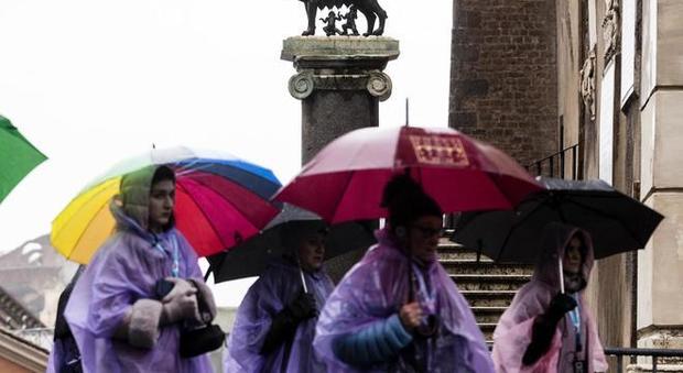 Roma, i presidi: «Scuole chiuse per un po' di pioggia. Danno di immagine altissimo»