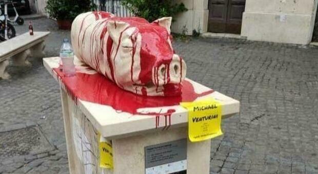 Roma, la statua della porchetta a Trastevere imbrattata di vernice rossa. Poi viene rimossa