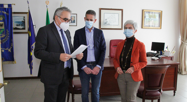 Il segretario Marchegiani, Michele Ortenzi e la presidente uscente Moira Canigola
