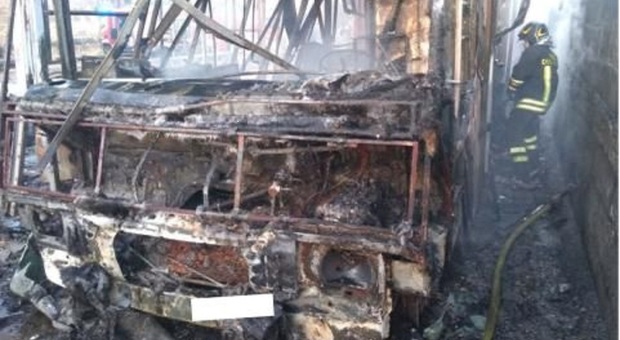 Camion dei panini distrutto dalle fiamme: l'incendio divampato dalla piastra friggitrice. A fuoco due bombole Gpl