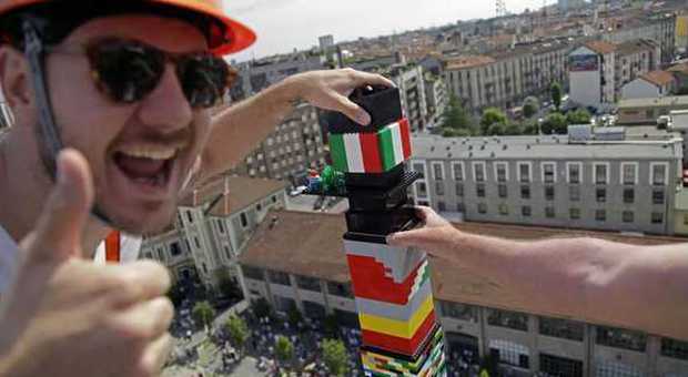 A Milano la torre Lego più alta al mondo: 35 metri e 580 mila mattoncini -Guarda