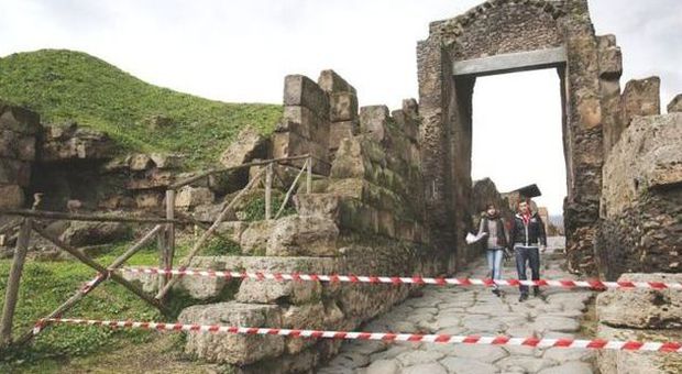 Allarme a Pompei, terzo crollo in 48 ore: cade il muro di una bottega