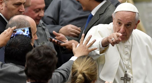 Papa Francesco: "Omelie brevi, non più di 10 minuti: altrimenti la gente dorme o esce a fumare"