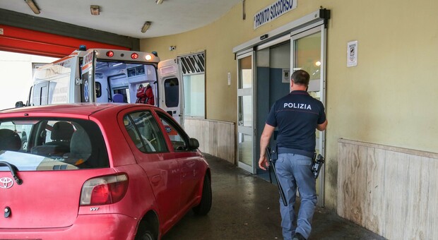 Rissa a Napoli con manici di scopa e bottiglie: quattro arresti
