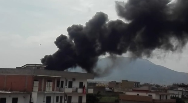 Colonna di fumo nero visibile su tutta Napoli: l'incendio in un deposito di bus