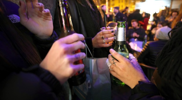 Capodanno, sos a Napoli: «L'alcol dilaga più che mai, troppi minori in coma etilico»