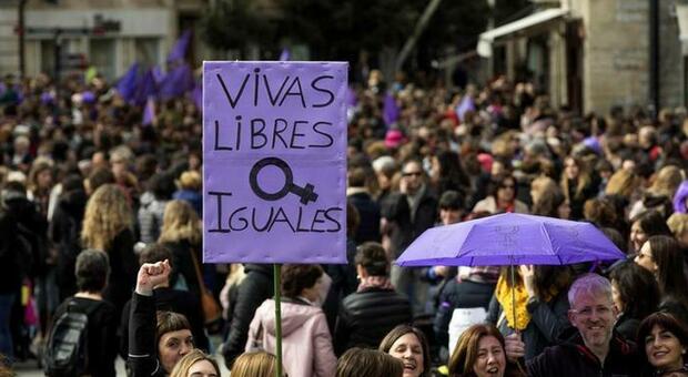 Spagna, 4 femminicidi in meno di una settimana: ucciso anche il figlio di una delle vittime