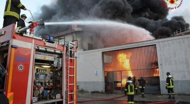 Incendio in un capannone occupato da migranti: morta una donna
