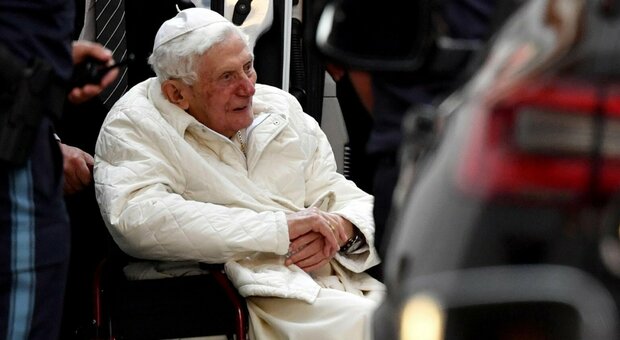 Benedetto XVI gravemente malato dopo la morte del fratello Georg. «Seria infezione al viso»