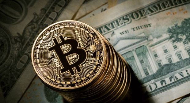 Bitcoin, la criptovaluta crolla del 40% dai massimi: è sotto quota 12 mila dollari