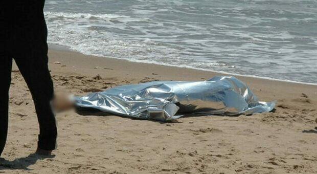 Cadavere trovato in spiaggia a Ostia nella notte, indaga la polizia
