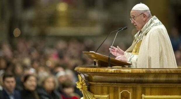Papa Francesco: «Basta violenza sulle donne, è oltraggio a Dio»