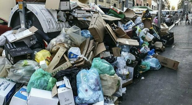 Roma, la classifica dei rifiuti: Appio, Centro e Pigneto i quartieri più sporchi. A Natale tornano i cassonetti pieni