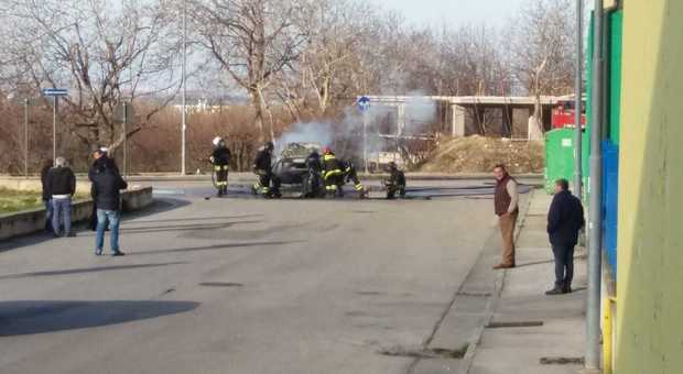 Auto in fiamme a Roccarainola: evacuato istituto scolastico