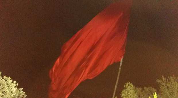 La bandiera rossa messa a Collestatte