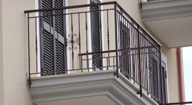 Ancona, bimbo si sporge per guardare la mamma e precipita dal balcone