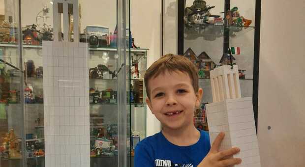 Bambino di 8 anni ricostruisce con 900 mattoncini Lego la Torre comunale di Sabaudia: «Vorrei donarla per i 90 anni della città»