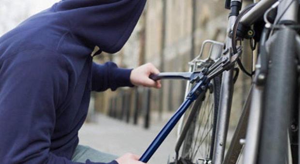 Si alza presto per il Ramadan e sorprende un ladro a rubargli la bicicletta