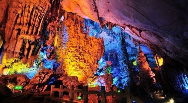 Un'armonia di stalattiti e stalagmiti nello splendore della Grotta dei Flauti