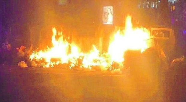 Napoli, torna la strategia del fuoco: decine di cassonetti in fiamme nella notte