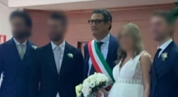 San Giuseppe Vesuviano: foto con gli sposi senza mascherina, per il sindaco della Lega scatta la multa