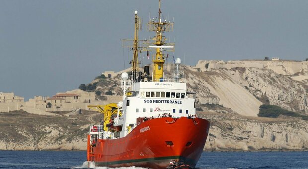Navi migranti, le notizie di oggi. Cadavere di un bimbo portato a Lampedusa