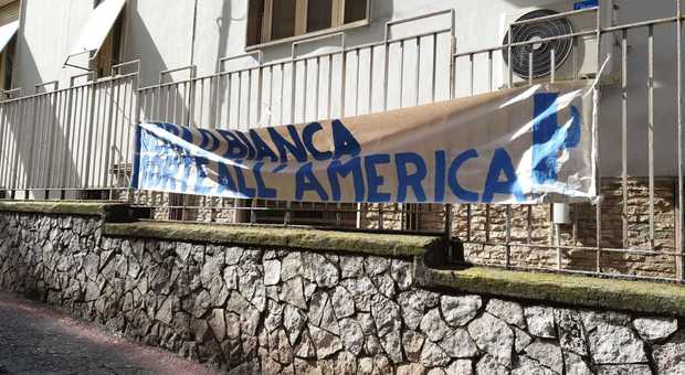 Portici: strappato il manifesto antirazzista, spuntano gli striscioni «Morte all'America»