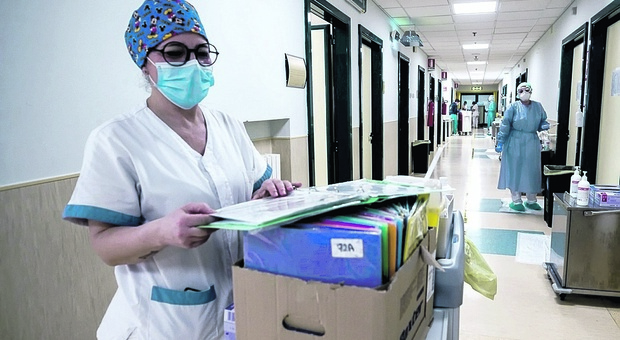 Troppe fughe all'estero, Bolzano aumenta gli stipendi agli infermieri di 600 euro e riduce l'orario di lavoro