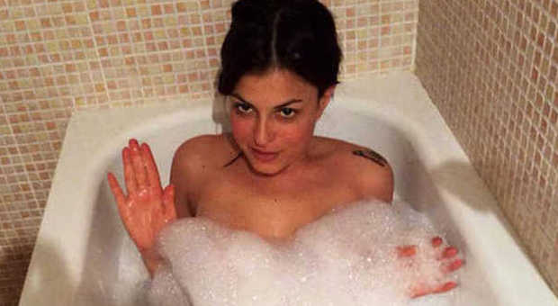 Sara Tommasi in vasca da bagno su Facebook: «Io come Marilyn»