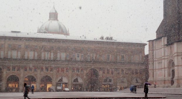 Maltempo in tutta Italia: prima neve in Toscana, Bora a Trieste e forti piogge in Veneto