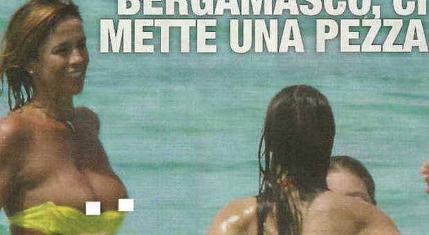 Cristina Parodi hot col bikini giallo: fuori di seno al mare in famiglia