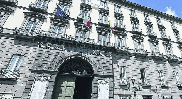 Comune di Napoli, l’ultimatum a migliaia di creditori: meno soldi ma subito