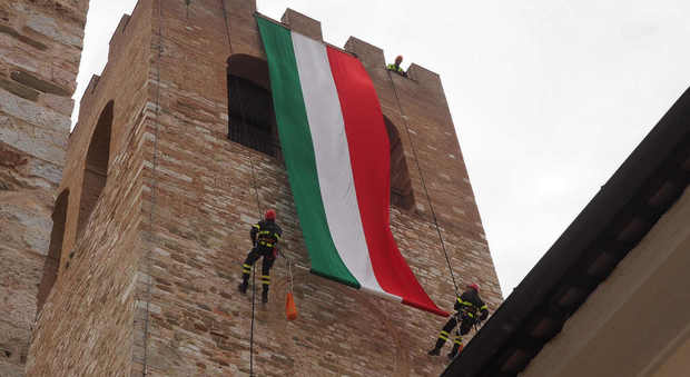 Terremoto, a 20 anni dalle scosse l'Umbria ringrazia i vigili del fuoco con un abbraccio a Nocera Umbra