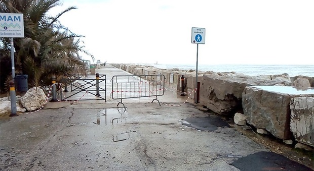 San Benedetto, mare divora la costa: chiusi il molto sud e la pista ciclabile