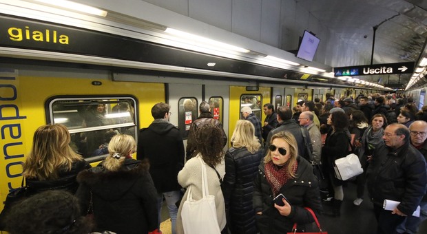 Coronavirus a Napoli, su ogni treno 80 persone: metro a rischio implosione