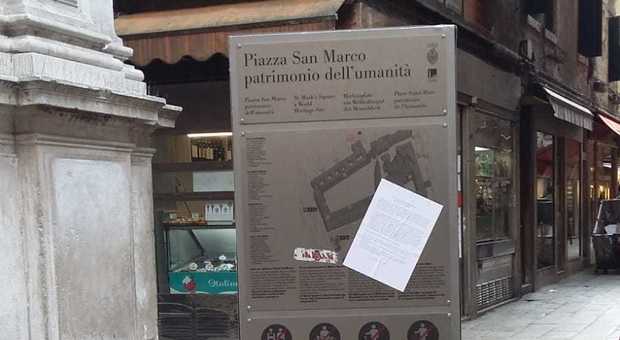 Uno dei volantini affissi a Venezia dal corvo