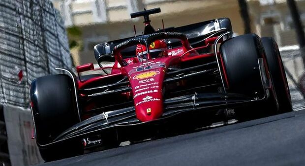 Charles Leclerc co la Ferrari a Montecarlo