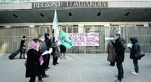 Lombardia, scontro tra Regione e dipendenti: "Senza stipendio per 4 mesi e licenziati"