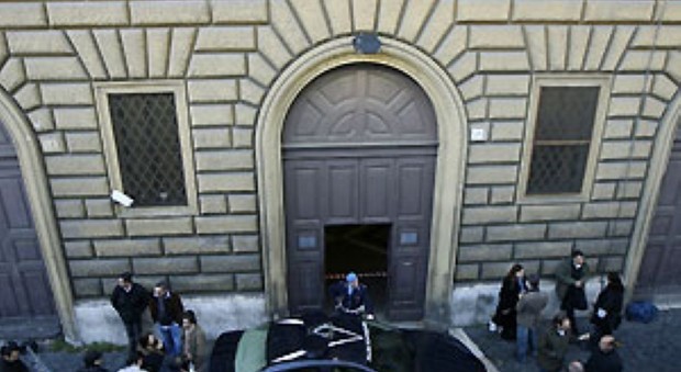 Roma, detenuto aggredisce due agenti della penitenziaria a Regina Coeli