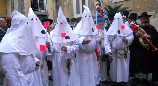Napoli, Con la "Processione dei Frati morti e delle anime perse" inizia il lungo Natale partenopeo.
