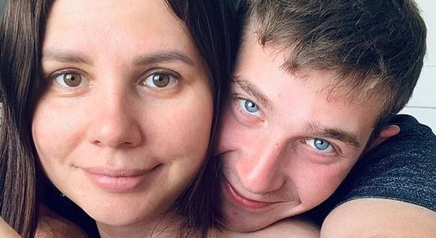Infuencer russa incinta del suo figliastro: «Sono stanca di nascondermi, ci sposeremo»