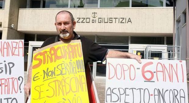 Moretti protesta in Tribunale (foto Calavita)