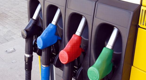 Benzina, la verde continua a salire: 1,676 euro al litro, si avvicina il record del 2014