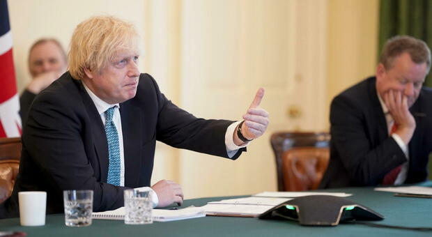 Johnson, foto con staff e vino a Downing Street durante il lockdown 2020: ora rischia grosso