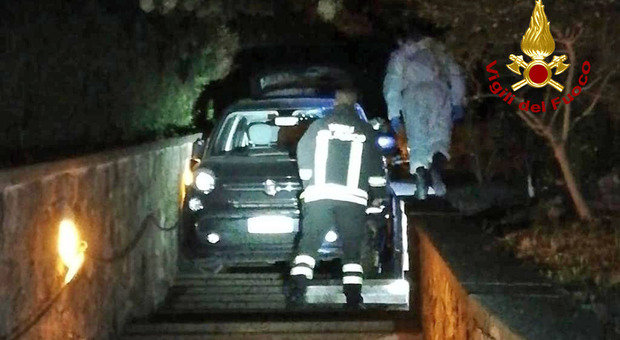 Fiat 500 incastrata sulla scalinata di Arquà Petrarca
