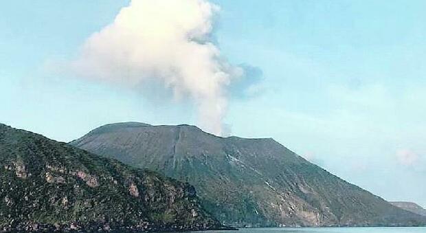 Vulcano si sta svegliando dopo 133 anni: fumo e attività sismica sull'isola delle Eolie